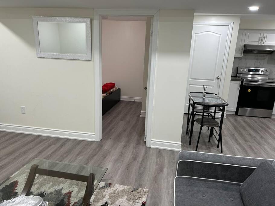 2 Bedroom Private Apartment With Private Entrance Brampton Exteriér fotografie