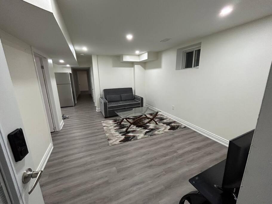 2 Bedroom Private Apartment With Private Entrance Brampton Exteriér fotografie