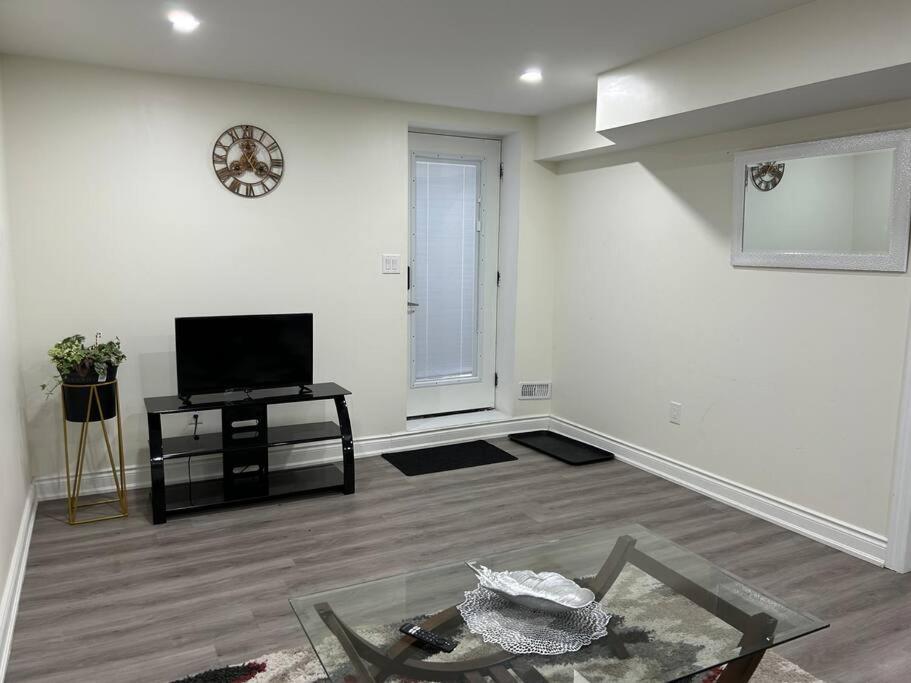 2 Bedroom Private Apartment With Private Entrance Brampton Exteriér fotografie