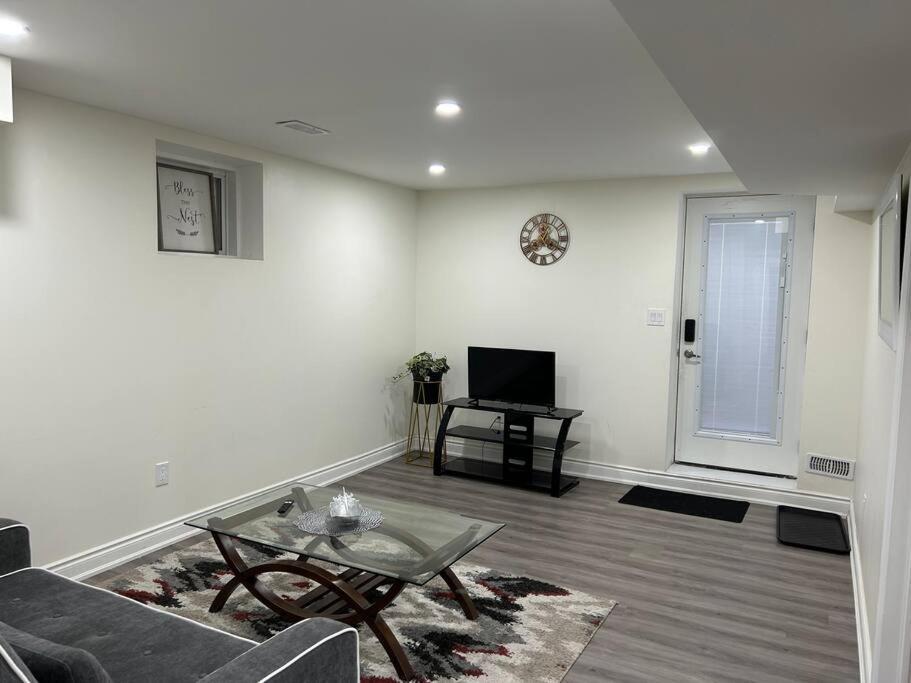 2 Bedroom Private Apartment With Private Entrance Brampton Exteriér fotografie